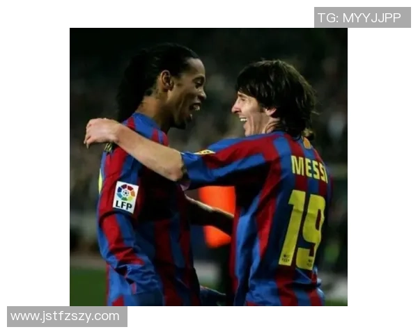 梅西笑容满面挤面包车与孩子抢圈玩嗨：当传奇回归童真